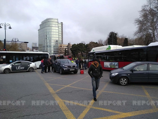 “BakuBus”un avtobusu qəzaya düşdü — FOTO