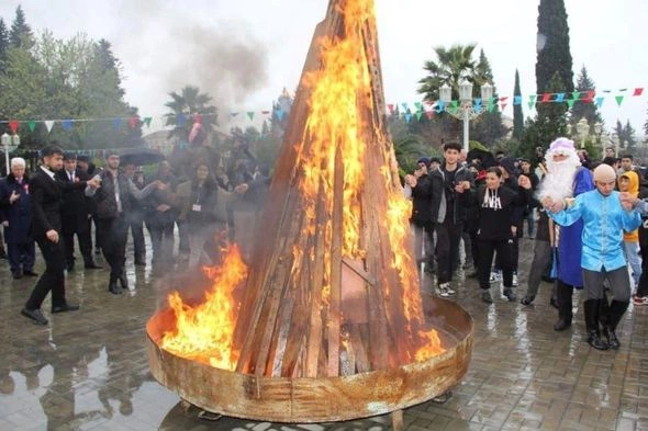 İcra başçısı Şaxta babanı Novruz mərasiminə gətirtdi — FOTO İcra başçısı Şaxta babanı Novruz mərasiminə gətirtdi — FOTO