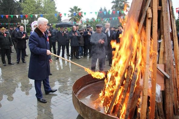 İcra başçısı Şaxta babanı Novruz mərasiminə gətirtdi — FOTO İcra başçısı Şaxta babanı Novruz mərasiminə gətirtdi — FOTO