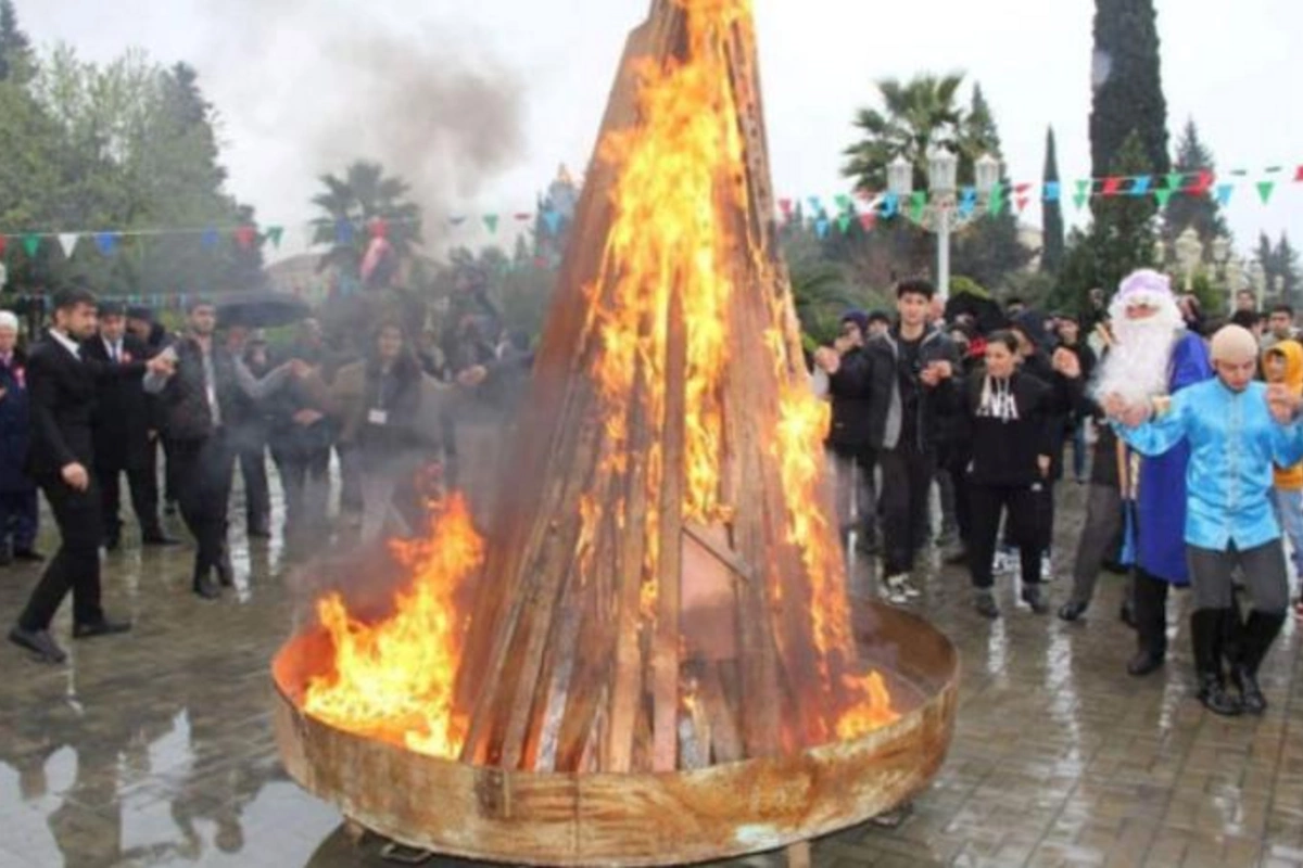 İcra başçısı Şaxta babanı Novruz mərasiminə gətirtdi — FOTO