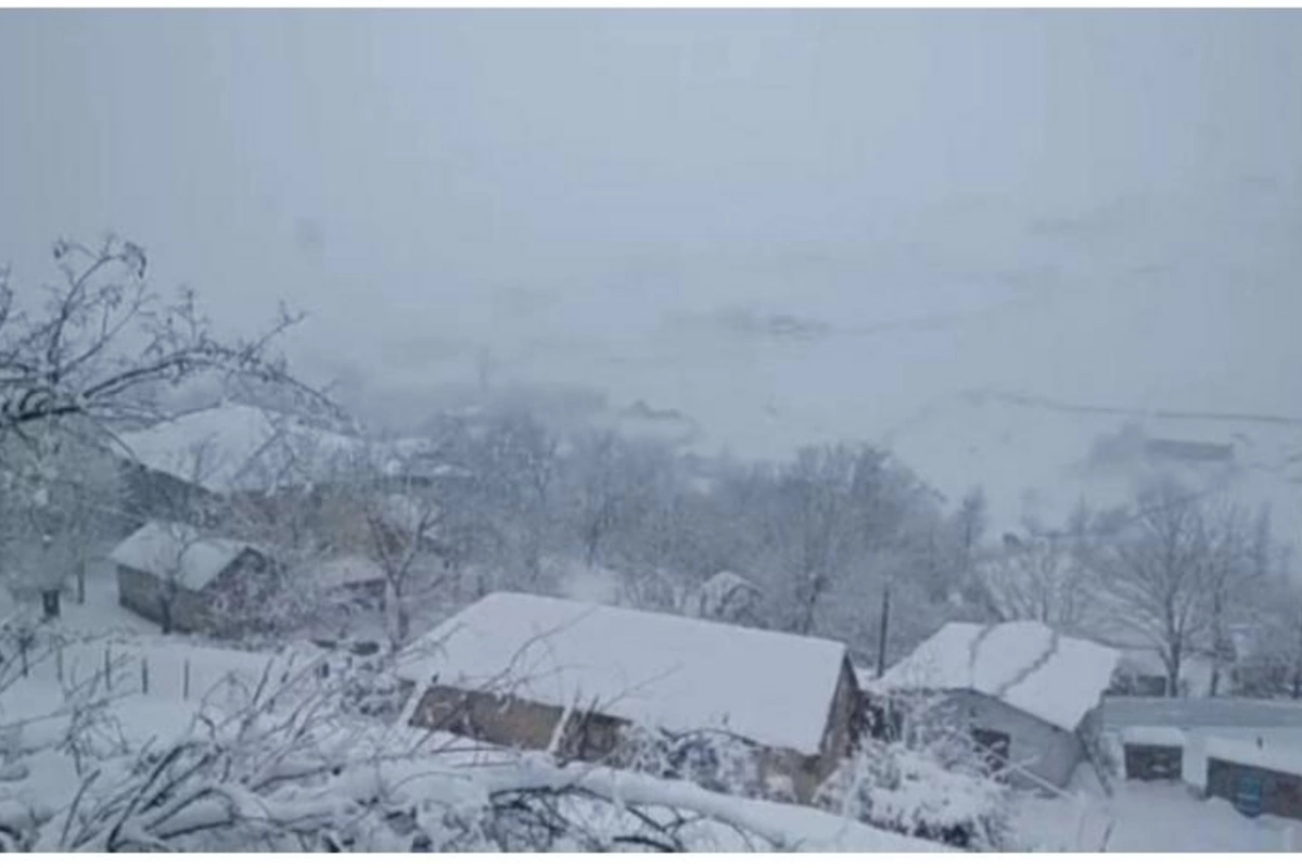 Güclü qar səbəbindən Cəlilabad-Yardımlı yolu bağlanıb, kəndlər işıqsız qalıb