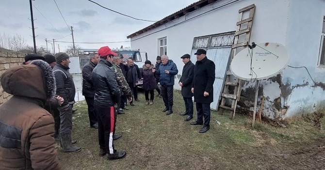 Alı Alıyev evlərini su basmış kənd sakinləri ilə görüşdü — FOTOLAR