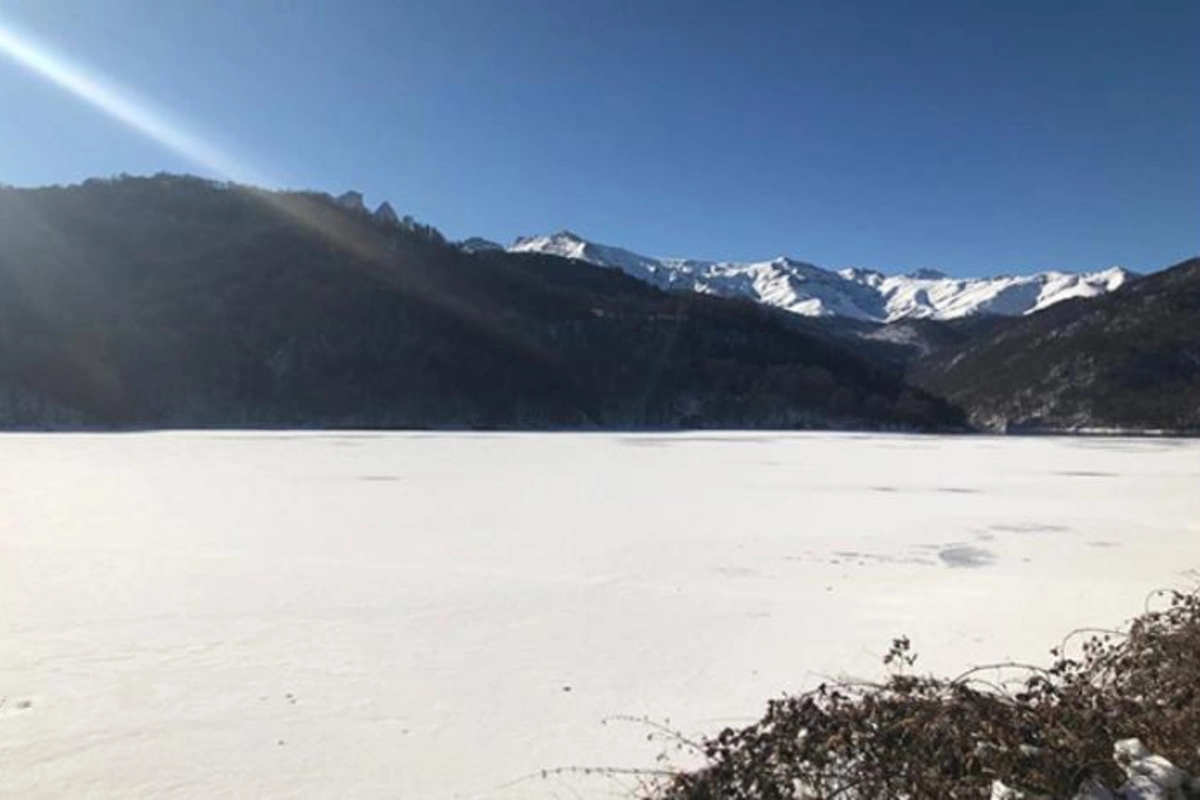 Göygöldə su buz bağladı — FOTOLAR