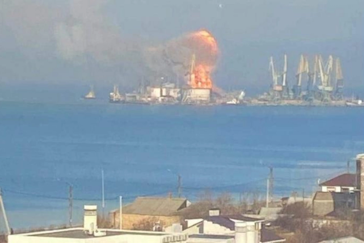 Ukrayna ordusu Rusiyanın iri desant gəmisini məhv etdi — VİDEO