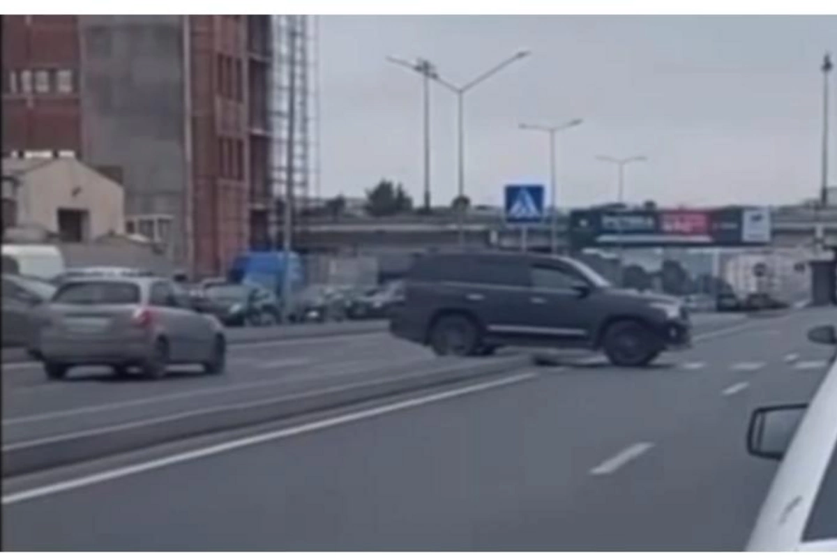 Bakıda sürücülər kütləvi şəkildə bardürə “dırmaşdı” — VİDEO