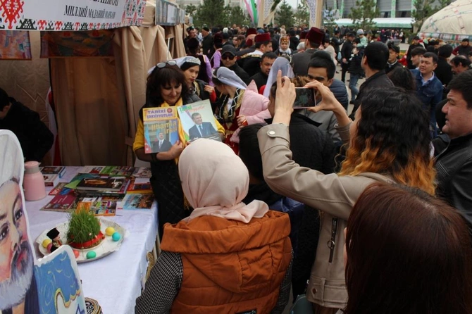 Özbəkistan prezidenti Azərbaycan guşəsini ziyarət etdi — FOTOLAR