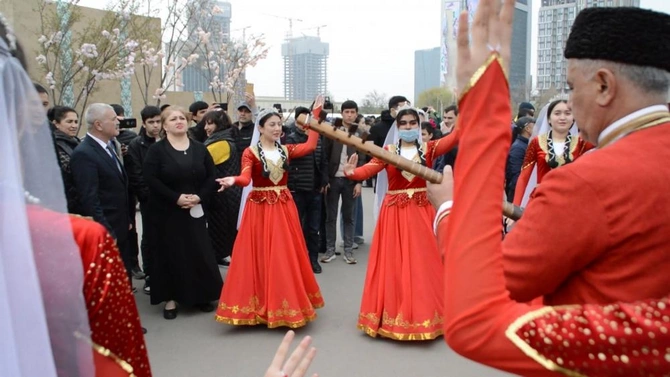 Özbəkistan prezidenti Azərbaycan guşəsini ziyarət etdi — FOTOLAR