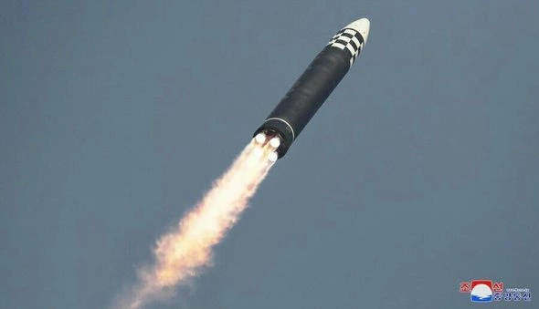 Kim Çen In yeni ballistik raketi ilə klip çəkdi — VİDEO Kim Çen In yeni ballistik raketi ilə klip çəkdi — VİDEO