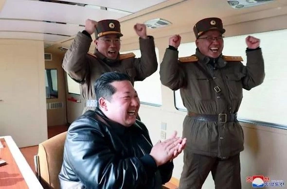 Kim Çen In yeni ballistik raketi ilə klip çəkdi — VİDEO Kim Çen In yeni ballistik raketi ilə klip çəkdi — VİDEO