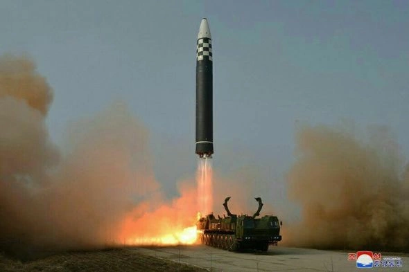Kim Çen In yeni ballistik raketi ilə klip çəkdi — VİDEO Kim Çen In yeni ballistik raketi ilə klip çəkdi — VİDEO