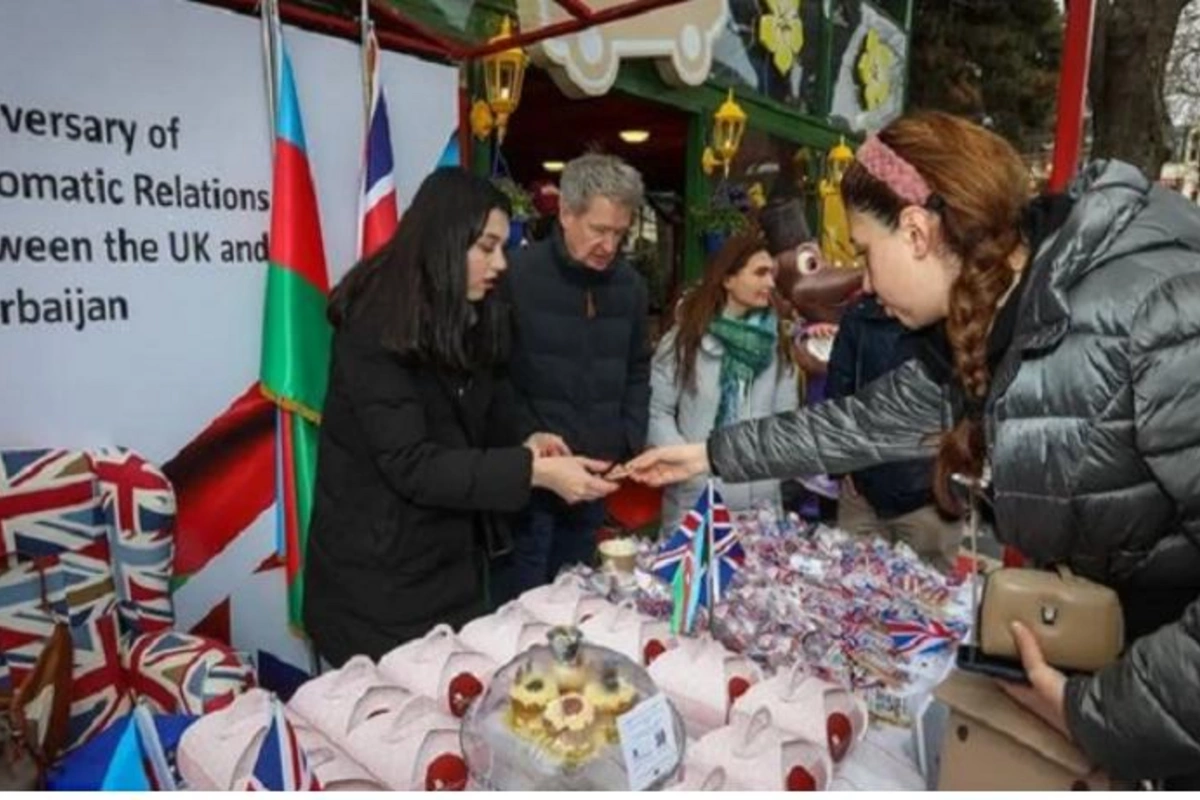 Britaniya səfiri Ukraynaya kömək üçün Bakıda şirniyyat satdı — FOTOLAR