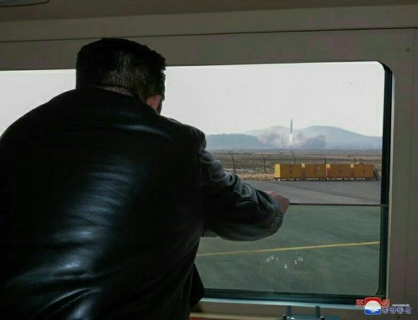 Kim Çen In yeni ballistik raketi ilə klip çəkdi — VİDEO Kim Çen In yeni ballistik raketi ilə klip çəkdi — VİDEO