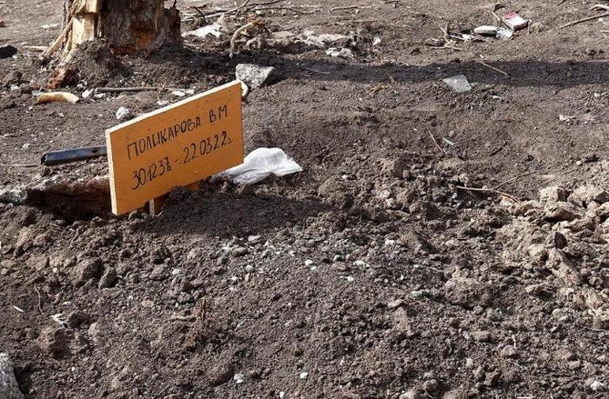 Mariupolda sakinlər yaxınlarını küçələrdə dəfn edirlər — FOTOLAR