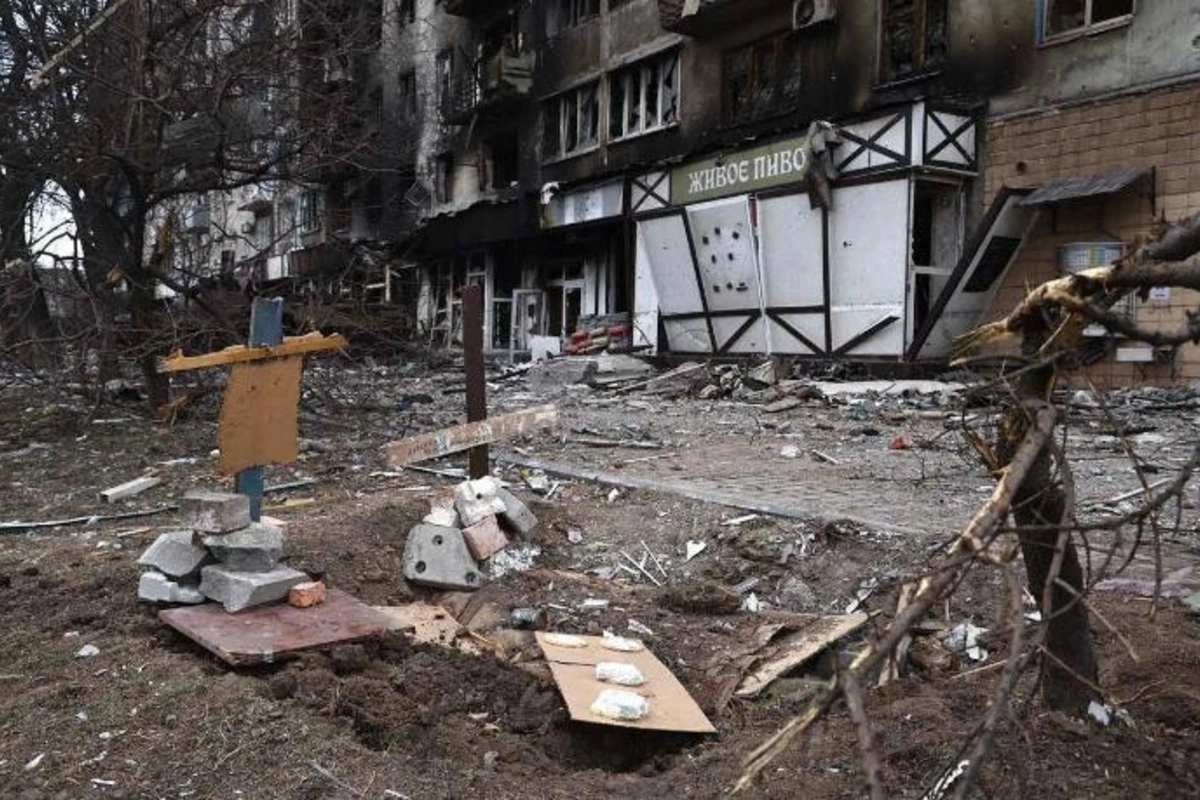 Mariupolda sakinlər yaxınlarını küçələrdə dəfn edirlər — FOTOLAR