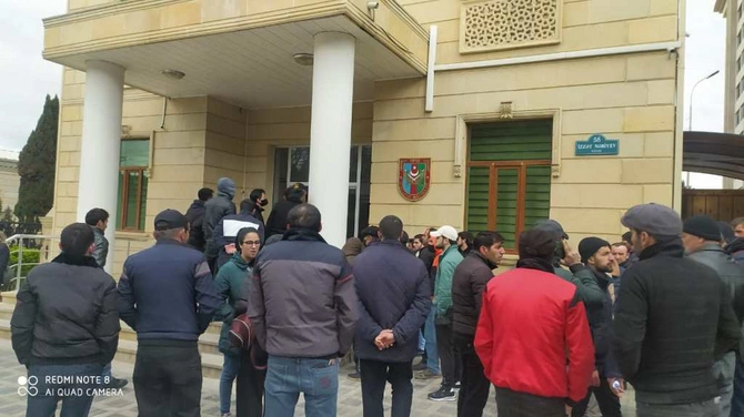 Qazilər Müdafiə Nazirliyi önünə toplaşdı — FOTO Qazilər Müdafiə Nazirliyi önünə toplaşdı — FOTO