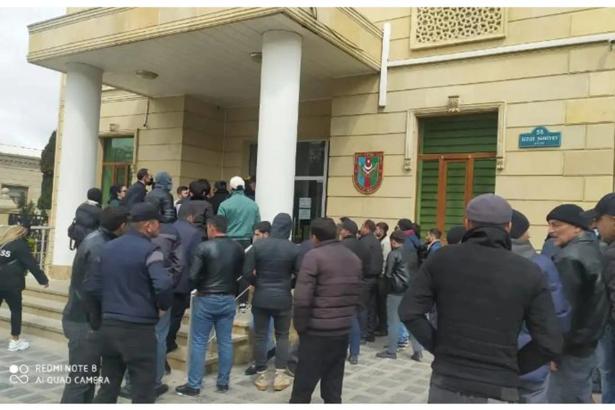 Qazilər Müdafiə Nazirliyi önünə toplaşdı — FOTO