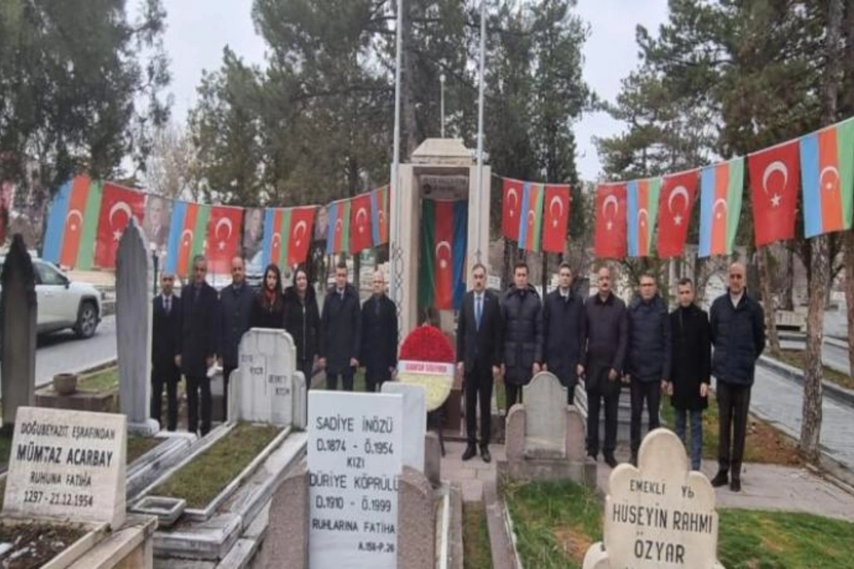 Azərbaycanın səfirliyi Məhəmməd Əmin Rəsulzadənin məzarını ziyarət etdi