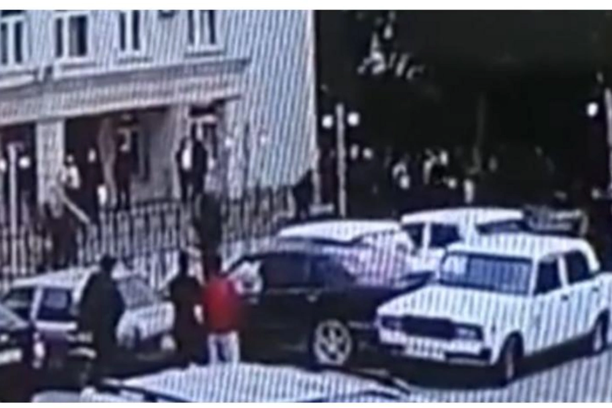 “Mercedes” sürücüsü yolu kəsən “07”ni belə sürüdü — VİDEO