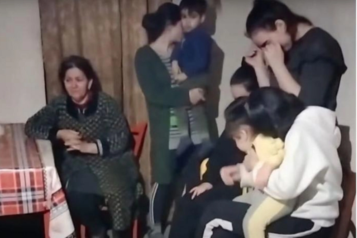 Üç azərbaycanlı ailə Ukraynada rus hərbçilərin nəzarətində olan kənddən çıxa bilmirlər — VİDEO
