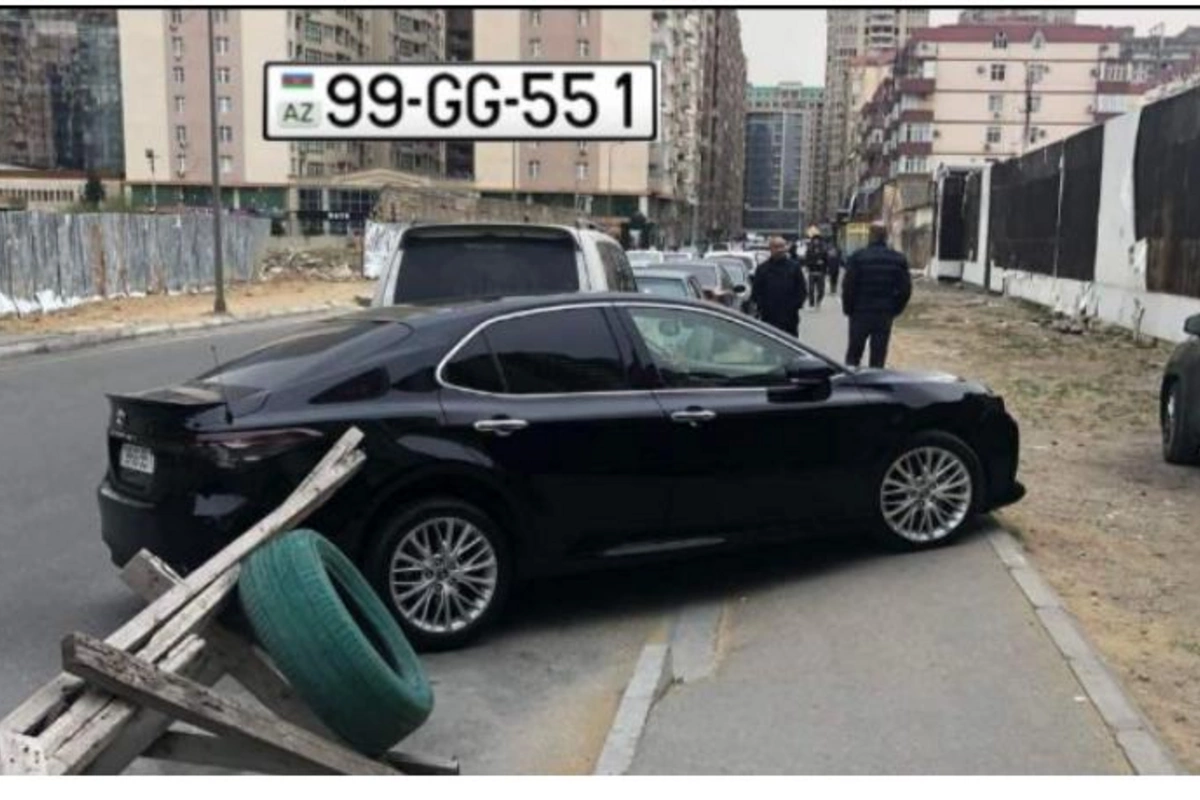 Maşını səkidə park edən sürücü piyadalara narahatlıq yaşatdı — FOTO