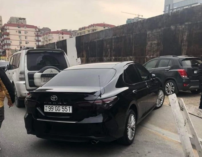 Maşını səkidə park edən sürücü piyadalara narahatlıq yaşatdı — FOTO Maşını səkidə park edən sürücü piyadalara narahatlıq yaşatdı — FOTO