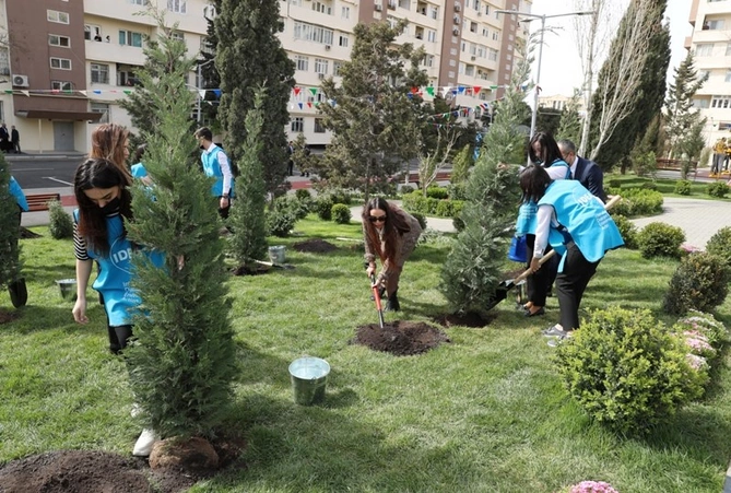 Leyla Əliyeva növbəti abadlaşdırılmış həyətin açılışında — FOTOLAR