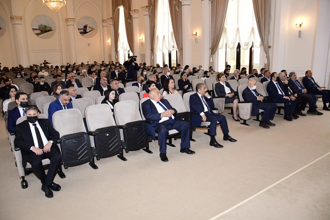 “Xalqın mütləq əksəriyyətinin dəstəyini qazanmış Prezident” mövzusunda konfrans keçirildi — FOTOLAR “Xalqın mütləq əksəriyyətinin dəstəyini qazanmış Prezident” mövzusunda konfrans keçirildi — FOTOLAR