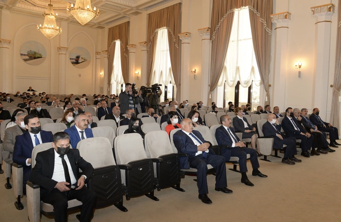 “Xalqın mütləq əksəriyyətinin dəstəyini qazanmış Prezident” mövzusunda konfrans keçirildi — FOTOLAR “Xalqın mütləq əksəriyyətinin dəstəyini qazanmış Prezident” mövzusunda konfrans keçirildi — FOTOLAR