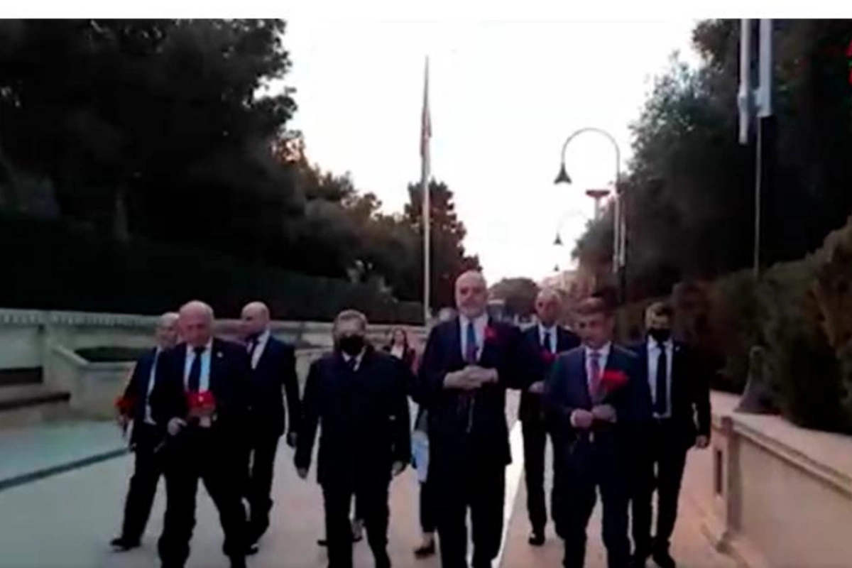 Edi Rama Şəhidlər xiyabanında — VİDEO