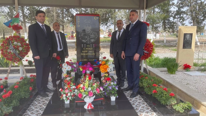 Salyanda Vətən Müharibəsi şəhidinin xatirəsi anıldı — FOTOLAR Salyanda Vətən Müharibəsi şəhidinin xatirəsi anıldı — FOTOLAR