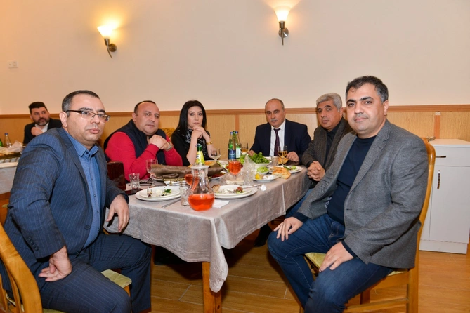 AY Partiya media mənsubları ilə iftar süfrəsində bir araya gəldi — FOTOLAR AY Partiya media mənsubları ilə iftar süfrəsində bir araya gəldi — FOTOLAR