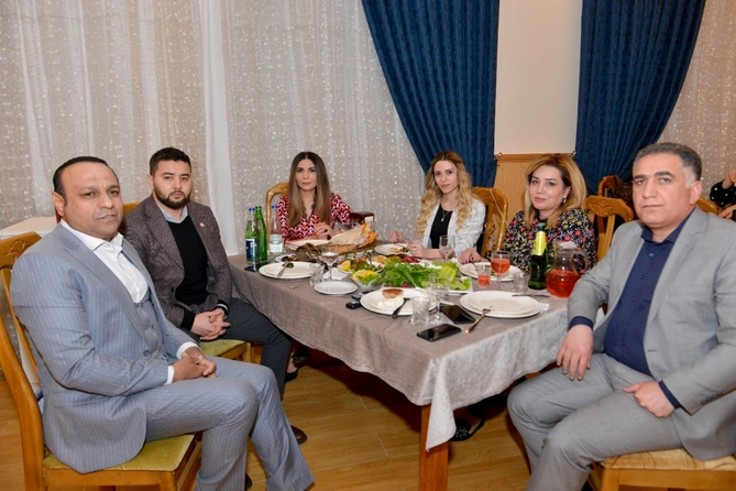 AY Partiya media mənsubları ilə iftar süfrəsində bir araya gəldi — FOTOLAR AY Partiya media mənsubları ilə iftar süfrəsində bir araya gəldi — FOTOLAR