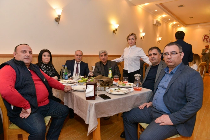 AY Partiya media mənsubları ilə iftar süfrəsində bir araya gəldi — FOTOLAR AY Partiya media mənsubları ilə iftar süfrəsində bir araya gəldi — FOTOLAR