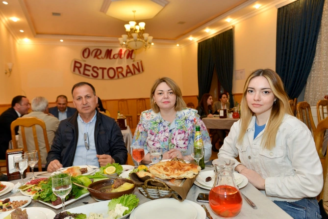 AY Partiya media mənsubları ilə iftar süfrəsində bir araya gəldi — FOTOLAR AY Partiya media mənsubları ilə iftar süfrəsində bir araya gəldi — FOTOLAR