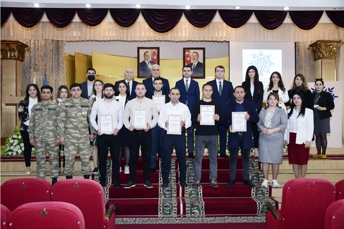 Gəncliyin gələcəyə baxışı... — FOTOLAR Gəncliyin gələcəyə baxışı... — FOTOLAR