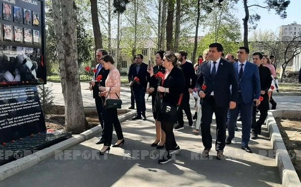 Gürcüstanın mədəniyyət xadimləri Gəncədə terror qurbanlarının xatirəsini anıblar — YENİLƏNİB + FOTO