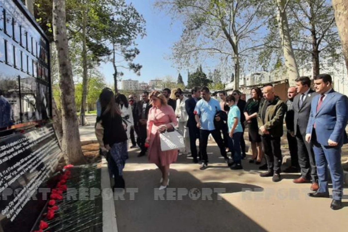Gürcüstanın mədəniyyət xadimləri Gəncədə terror qurbanlarının xatirəsini anıblar — YENİLƏNİB + FOTO