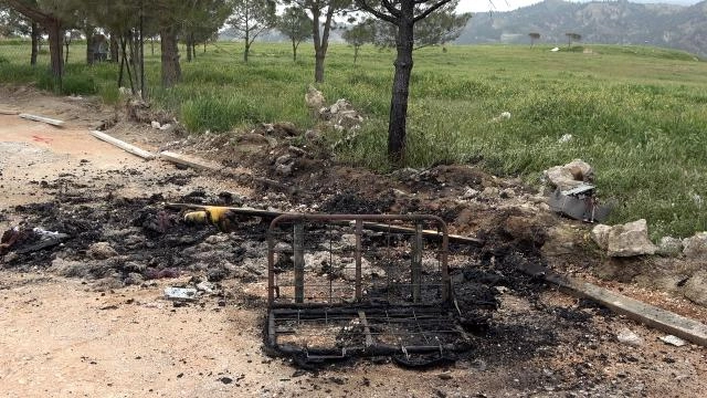 Cinsi istismarda ittiham olunan qonşunun əşyalarını yandırdılar — FOTOLAR Cinsi istismarda ittiham olunan qonşunun əşyalarını yandırdılar — FOTOLAR