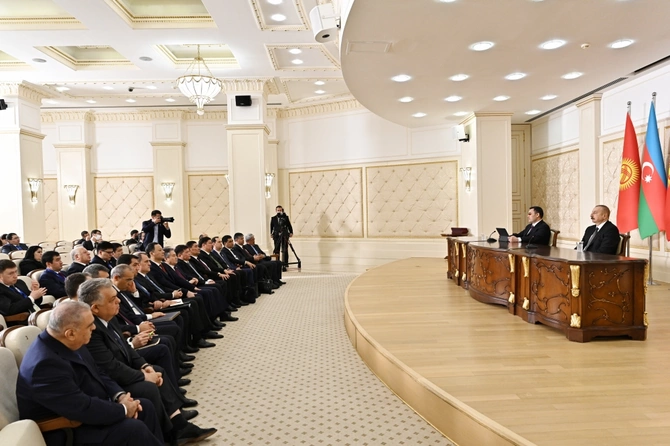 Azərbaycan və Qırğızıstan prezidentləri mətbuata bəyanatlarla çıxış etdilər — YENİLƏNİB Azərbaycan və Qırğızıstan prezidentləri mətbuata bəyanatlarla çıxış etdilər — YENİLƏNİB