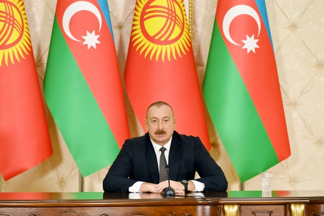 Azərbaycan və Qırğızıstan prezidentləri mətbuata bəyanatlarla çıxış etdilər — YENİLƏNİB Azərbaycan və Qırğızıstan prezidentləri mətbuata bəyanatlarla çıxış etdilər — YENİLƏNİB