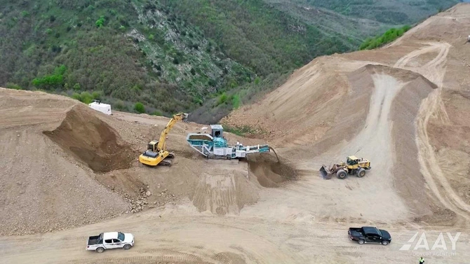 Laçına daxil olmadan yeni avtomobil yolunun inşası davam etdirilir — FOTOLAR Laçına daxil olmadan yeni avtomobil yolunun inşası davam etdirilir — FOTOLAR