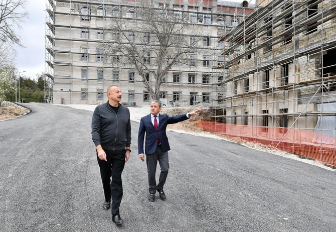 Prezident Şuşada inzibati binanın əsaslı təmiri ilə tanış oldu — FOTOLAR (YENİLƏNDİ)