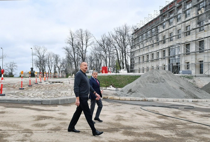 Prezident Şuşada inzibati binanın əsaslı təmiri ilə tanış oldu — FOTOLAR (YENİLƏNDİ)