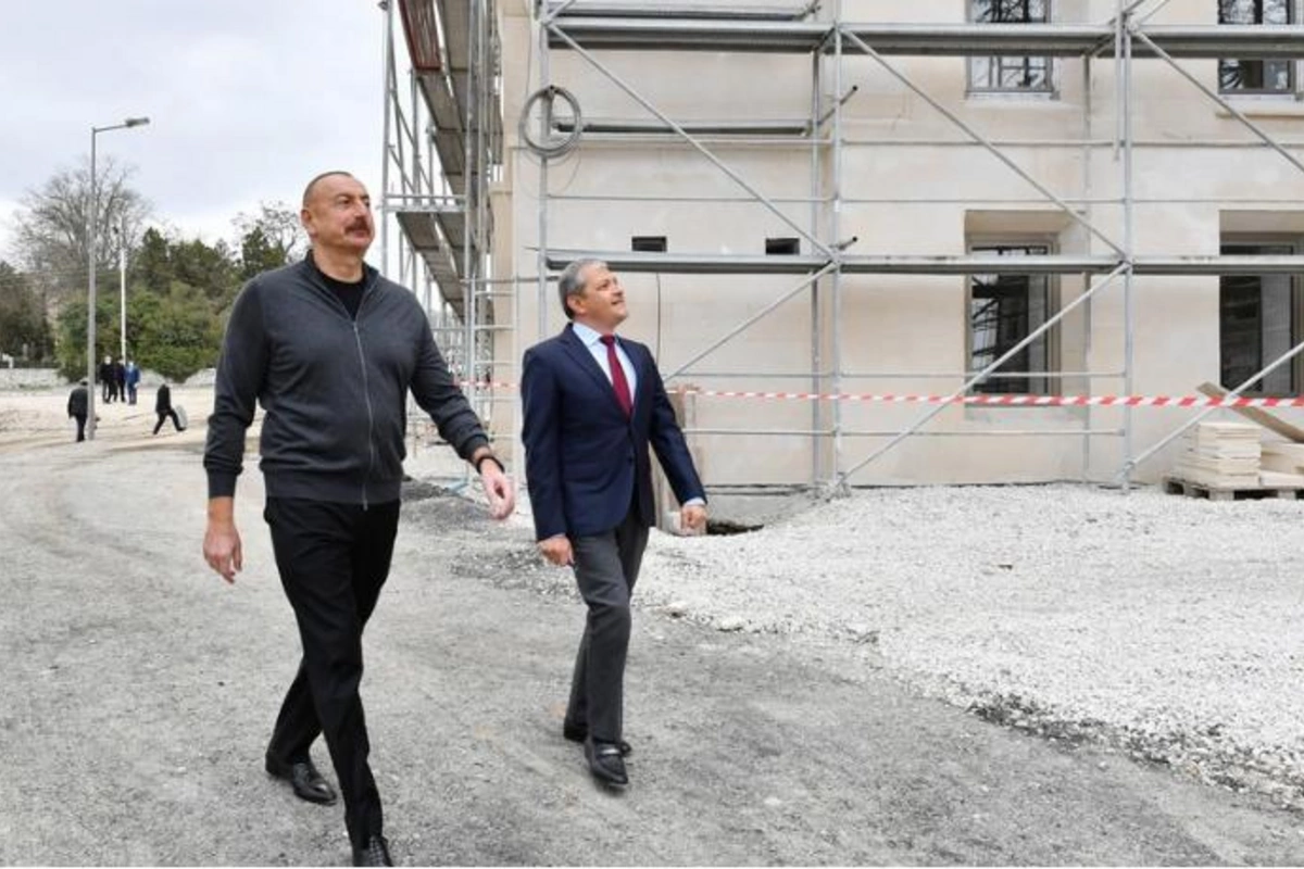 Prezident Şuşada inzibati binanın əsaslı təmiri ilə tanış oldu — FOTOLAR (YENİLƏNDİ)