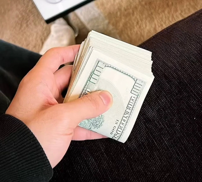Hüseyn kəndə getdi, yaşlı nənəyə bir “paçka” dollar verdi — VİDEO