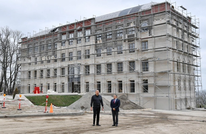 Prezident Şuşada inzibati binanın əsaslı təmiri ilə tanış oldu — FOTOLAR (YENİLƏNDİ)