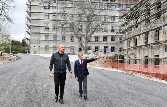 Prezident Şuşada inzibati binanın əsaslı təmiri ilə tanış oldu — FOTOLAR (YENİLƏNDİ)
