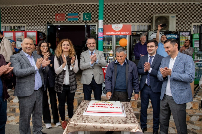 “Azerçay” tərəfindən keçirilən lotereyanın qalibinə avtomobil təqdim olundu — FOTOLAR “Azerçay” tərəfindən keçirilən lotereyanın qalibinə avtomobil təqdim olundu — FOTOLAR