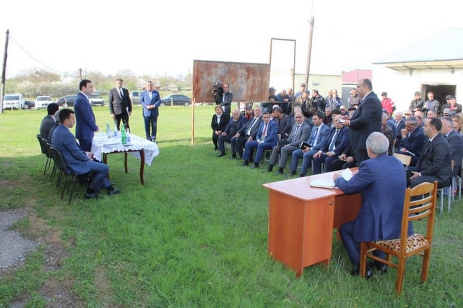 İcra başçısının vətəndaşlarla keçirdiyi qəbulda məmurlar mürgülədi — FOTOLAR