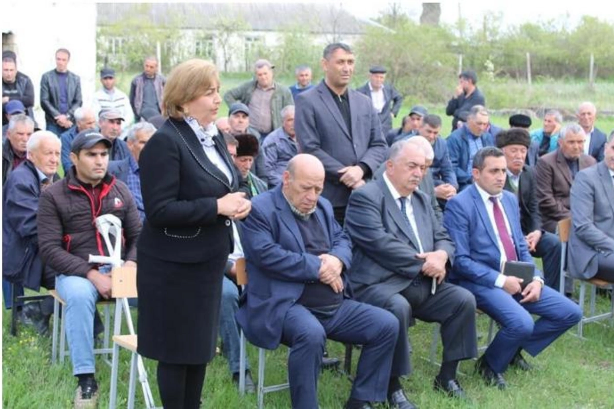 İcra başçısının vətəndaşlarla keçirdiyi qəbulda məmurlar mürgülədi — FOTOLAR